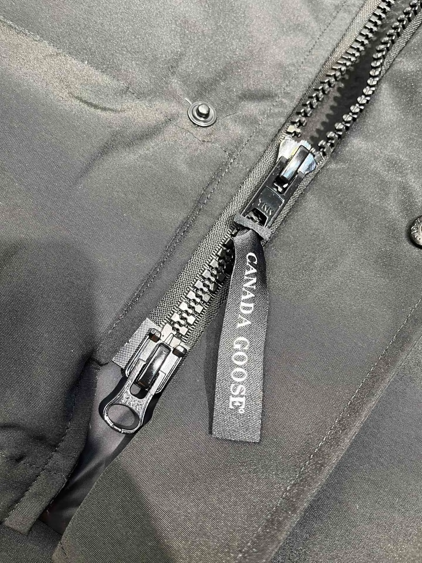 P860 Canada Goose 14 models Canada Goose🌟 Natural Siberian coyote fur collar, the delicate and strong feel, is the sense of life that comes from the erosion of natural wind and frost! Authentic version! All the details are in place! The fabric is made of high-density nano-level waterproof fabric, which is windproof and wear-resistant, and has a certain thickness! The down is 90% national standard white duck down, which can be taken for testing. It uses an imported down flushing machine for accurate down flushing! The grams are guaranteed to be the same. It will not be like the hand racing in small workshops, resulting in more velvet here and less velvet there. The zipper is the YKK brand used by Canada Goose! Smooth and comfortable on both sides! In order to prevent cold wind from pouring in, a double closure design is adopted. On the premise of the traditional zipper fly, a secondary closure with large military buttons is used to bring better warmth retention effect. It retains the classic hooded design and uses super large luxurious wolf fur to protect against wind and cold! The fur collar is removable! It doesn’t matter how low the temperature is this winter, a big goose suit is enough. I’ll give you the wind and temperature!  Size: s-xxl